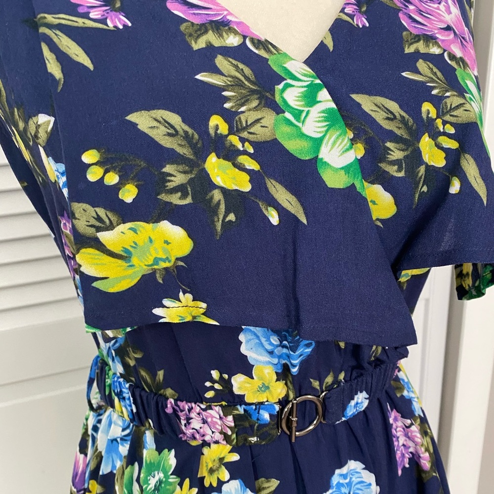Super fun & flirty navy floral summer dress